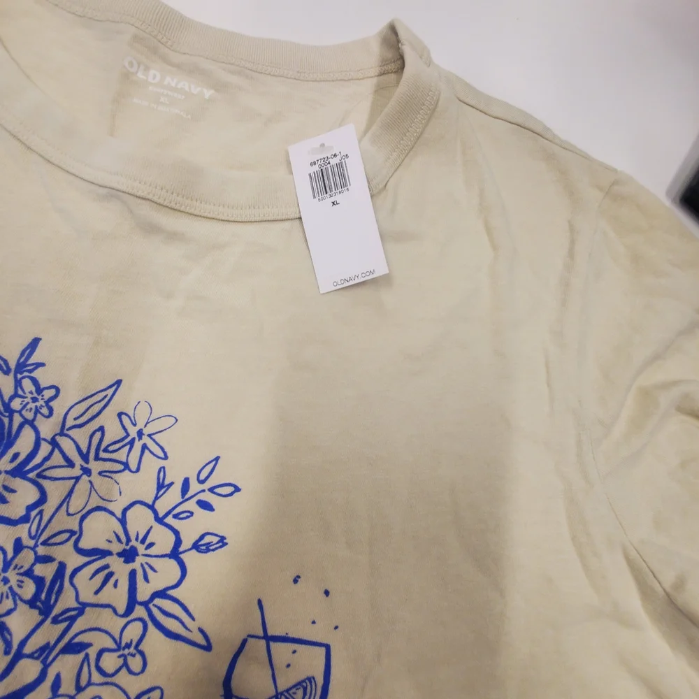 Old Navy Cream T-Shirt with Blue Graphic - Picture 3 of 3